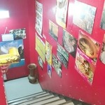 Soul Food Bangkok - 赤い壁の階段を降りて