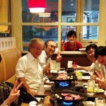 シュラスコレストラン ブッチャーズ・グリル - 加藤さまご一行さま!
野毛本店での『肉祭りの開催!!』ありがとうございま～すっ!(*^。^*)
雨の中、一度関内店行っちゃったメンバーも無事に集合でき、皆さんで乾杯、
おかわりメガリブアイ中のお写真ですっ！！(*^^)v
皆さんとっても仲が良さそうなのが、写真からも伝わってきます（●＾o＾●）

また、いらして下さいね～っ!＼(^o^)／(笑)