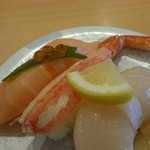 廻る寿司 めっけもん - サーモン、カニ、ホタテの3貫盛り。