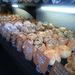 パンドウー - こじんまりとした店内に多種のパンが並ぶ
