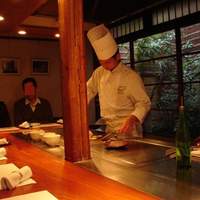 築地鉄板焼 Kurosawa - 料理人さんの真剣な表情、すばらしいですね。