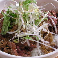 赤身焼肉 かるびあーの 新橋店 - 「焼肉丼」（\950）