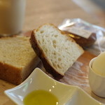 エコモ ベーカリー ヨコハマ モトマチ - 2015年9月　今日のパンは黒七味のフォカッチャ。厚めのが2枚です。