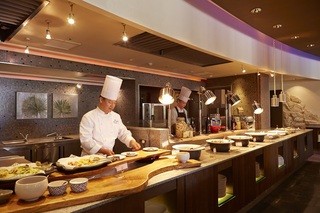 SUNCOAST CAFE - ライブ感あふれるオープンキッチンでは、フレンチ、イタリアン、八重山料理など豊富なジャンルから選べます