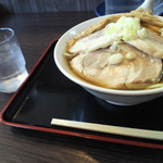 自家製太麺 渡辺 - 大チャーシューコップとの対比
