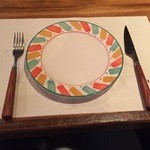 TAVERNA UOKIN 西新宿 - 各椅子に並べられたお皿等