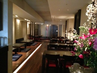 レストラン満奈多 - 入り口からのホール写真。大きな生け花がお迎えします。