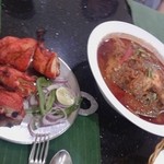 The Banana Leaf Apolo - 名物の魚の頭入りカレーとチキン。