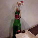 Putali Cafe - ゴルカビールの小瓶に片足を突っ込んでいる鹿。シュールや！
