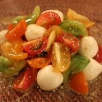 moca - 五種トマトとモッツァレラのカプレーゼ