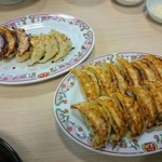 餃子の王将 - 両面焼き餃子と普通の餃子