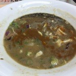 ラーメン たぬき屋 - 豚骨の後半に　たぬきソース投入。
