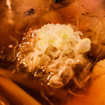 らぁ麺 とうひち - 三つ葉の下に極細白ネギ！！Σ(･ω･ﾉ)ﾉ！