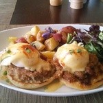 The veranda at The Beachhouse - エッグベネディクト(＄24)