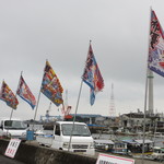 Marutomo Suisan Sengyo Ichiba - 岸壁に立つ大漁旗が目印