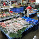 マルトモ水産 鮮魚市場 - 魚売り場