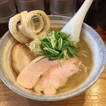 らーめん専門 和海 - 塩(鳥ムネ、鳥もも、豚バラのチャーシューが１枚ずつ)  700円