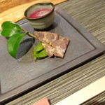 前菜　食前酒（赤シソ酒）、ダダ茶豆、タンの味噌漬け