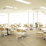 オーガニックシェアスペース かえもん - 天井まである大きな窓が壁一面に広がる明るい店内