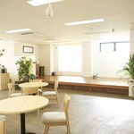 オーガニックシェアスペース かえもん - ミニステージとしても利用可能な小上がり