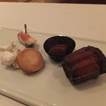 ル・ヴァンテール - お茶菓子もサクサクのサブレー、メレンゲ、徳島産無花果、アーモンドチョコレートとこだわりを感じます。