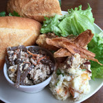 カメイノ食堂 - 蒟蒻の白和え、ポテトサラダ、豆のスパイスサラダ、焼き麩のフライゴマソース、葉野菜のサラダ、ごぼうチップス