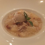 ル・ヴァンテール - デザートは洋梨のナージュ。はじける砂糖菓子、細かく砕いた胡桃が入っており、食感を楽しめる逸品です。