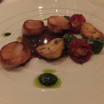 ル・ヴァンテール - 肉料理の代わりに魚介をお願いしたところ、噴火湾産ホタテが登場。付け合せは道産ジャガイモのニョッキ、ふかし、マッシュの3種類、そしてシェリービネガーソースが添えられています。