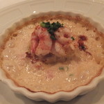 クネル。海老の旨味を凝縮したはんぺん状のものに、これまた海老の旨味が凝縮されたソースを一緒に味わいます。