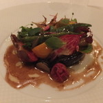 有機野菜は歯ごたえを愉しめる食材が豊富。黒大根、蕪、茄子、サヤエンドウなど美瑛青木さんの農園で取れた野菜です。　