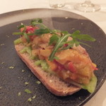 アミューズは、北海道産の野菜を使ったラタトゥーユ。上に添えられた香りのよいハーブは美瑛青木さんの農家、グリーントマトは赤井川の契約農家のもの。素材の主張を活かした逸品。