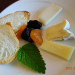 古我邸 - チーズ３対パン２と葉っぱ１。