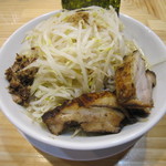 しずる - 塩ラーメン（小盛）野菜マシ　野菜はもやしだけですね～！キャベツは使ってないようです