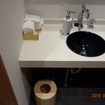 古我邸 - タオルハンカチで手を拭いた後はゴミ箱にポイ。