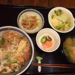 Nagomiya - 日替わりランチ「かつ丼定食」￥980。　玉ねぎ多めの程良い味付けで、不思議におサッパリと食べられちゃいました。