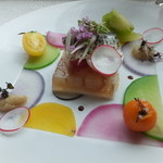 バローレ - 彩の大根をあしらった皿。