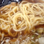 武井食堂 - 麺は、若干平たくねじれた麺
