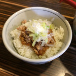 中華そば 螢 - ■蛍メシ
      ・ご飯の上に、甘辛味噌、刻みチャーシュー、刻み葱が乗っています。単品では足りないなと思ったらおススメです。