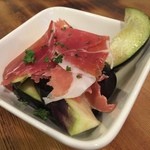 カフェ＆ビア　あるかアるか - 水茄子と生ハム！ギリギリ滑り込みセーフな夏メニューから☆
      生ハムメロン、の水茄子版（笑）これは思いもしなかった組み合わせ！マネしようっ♪