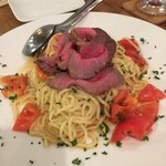 カフェ＆ビア　あるかアるか - ローストビーフのパスタ！麺がもちもち、上に贅沢に盛られたローストビーフ！通年になればいいのにっ（笑）