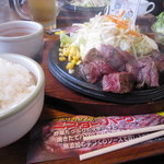 ミスターバーク - 肉はまだ赤いですが鉄板が熱々なので充分焼けてきます＾＾