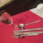 白と赤のテーブルクロスが特徴的。