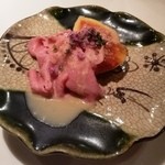 おにく 花柳 - 先附　無花果と和牛みすじの湯引き胡麻味噌掛け