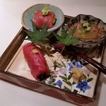 おにく 花柳 - 八寸　和牛クラシタの軽い炙り　北海道産生雲丹巻き山葵・和牛サガリの握り和辛子新生姜・冬瓜煮浸し和牛そぼろ餡木の芽天生姜