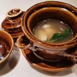 おにく 花柳 - 早松茸と和牛ホルモンの土瓶蒸し結三つ葉酢橘