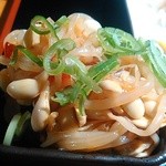 博多満月 - お惣菜は二種類、モヤシのナムル的な。