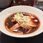 すみれ - ラー博は俺の社員食堂。  地下一階半拉麺二番勝負  其の弐 ミニ正油ラーメソ！  そして食べ歩きラリー2015第二ラウソド突入。正油も濃厚アシアシ。かまぼこがキュート♡