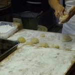 坂田屋とち餅店 - 手際がとても良いです