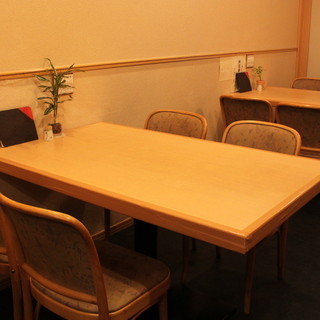 4人掛けテーブル席×2卓