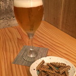 【ビール小】とサービスの鰻のボーン